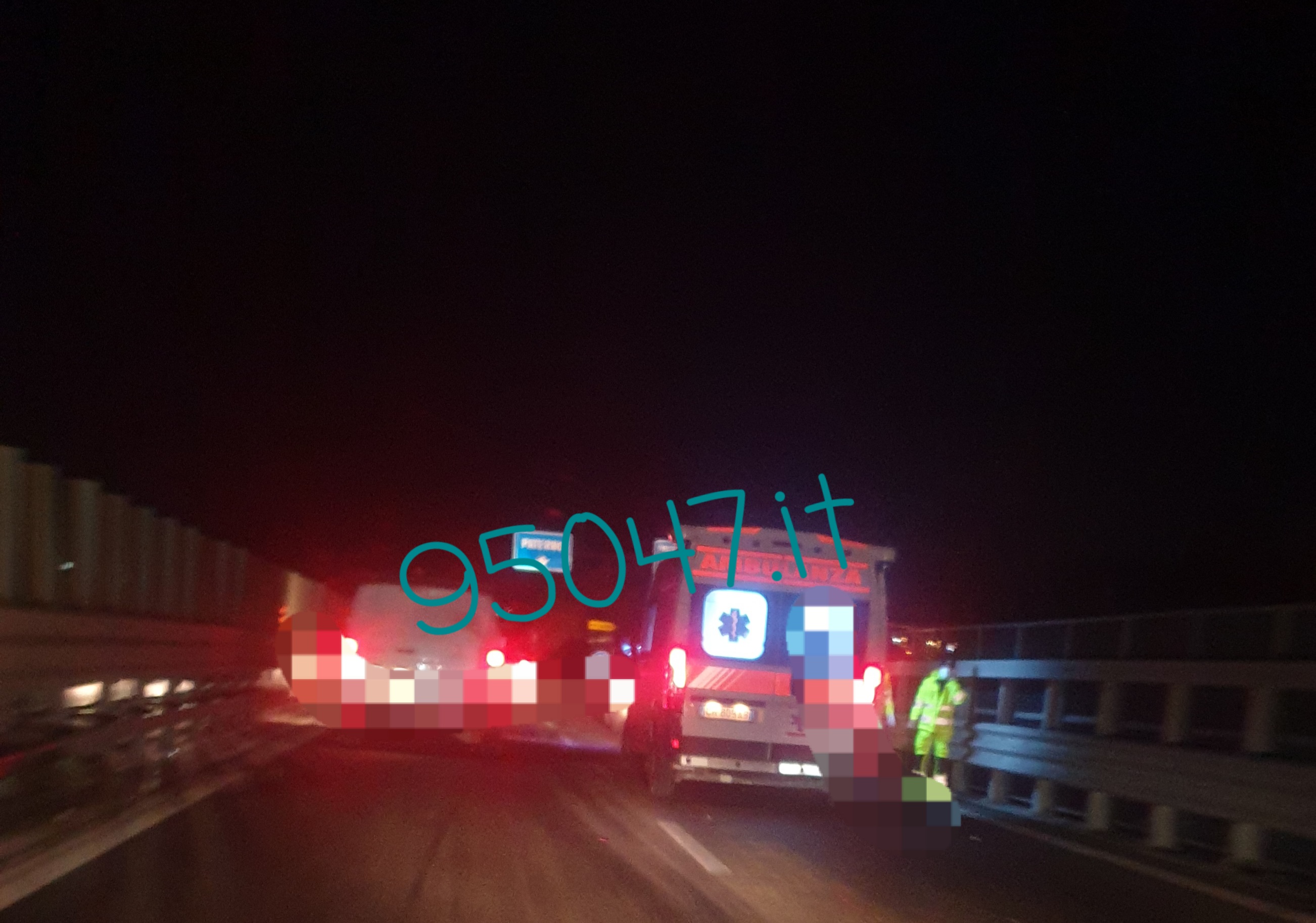 PERDE IL CONTROLLO DELL'AUTO SULLA SS121 E FINISCE CONTRO IL GUARD-RAIL, SI STACCA UNA RUOTA