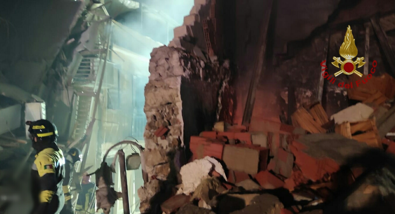 RAVANUSA: DUE DONNE ESTRATTE VIVE DALLA MONTAGNA DI MACERIE, DUE I MORTI  E ANCORA 7 DISPERSI. NON CI SAREBBERO BAMBINI SOTTO LE MACERIE