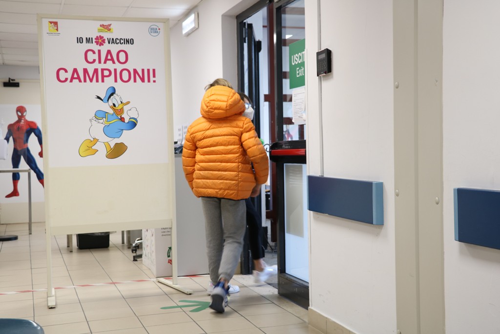 DUE FRATELLINI I PRIMI VACCINATI CONTRO IL COVID A CATANIA, LA GIORNATA CHIUSA CON 20 SOMMINISTRAZIONI