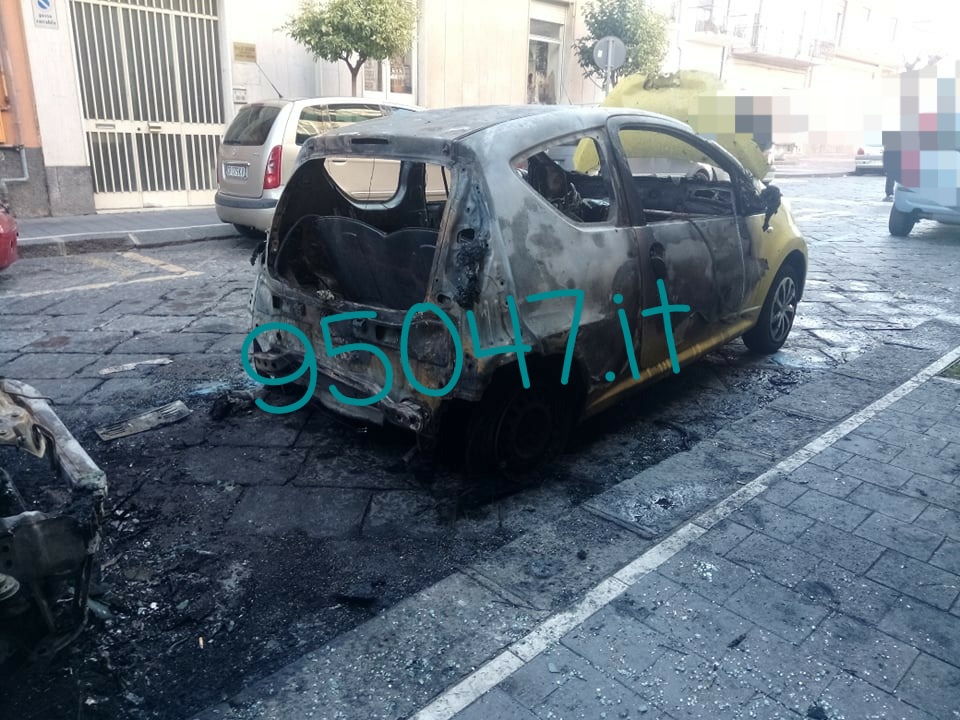 MISTERBIANCO: AUTO  IN FIAMME NELLA NOTTE, L’INCENDIO   ESTESO ANCHE ALL’AUTO VICINA
