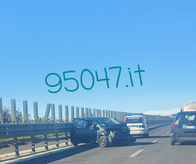 INCIDENTE SULLA SS121, AUTO CONTRO GUARDRAIL