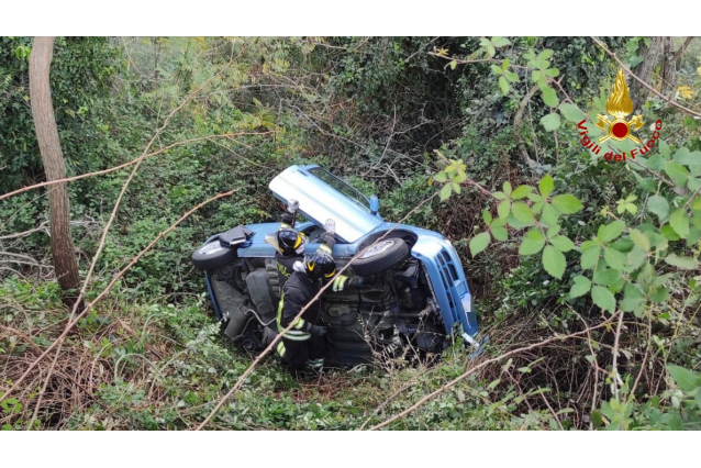 BROLO: SI RIBALTA E FINISCE NEL DIRUPO, 83ENNE ESTRATTA DALLE LAMIERE MIRACOLOSAMENTE VIVA