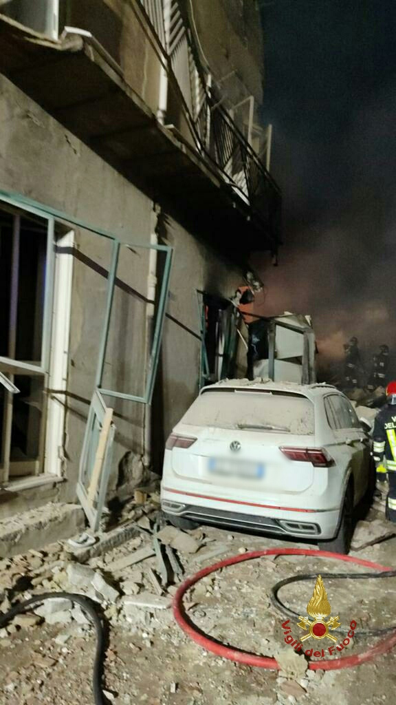 RAVANUSA: DUE DONNE ESTRATTE VIVE DALLA MONTAGNA DI MACERIE, DUE I MORTI  E ANCORA 7 DISPERSI. NON CI SAREBBERO BAMBINI SOTTO LE MACERIE