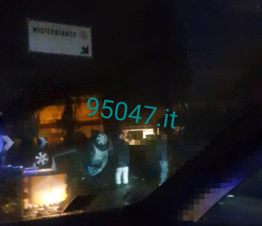AUTO SI RIBALTA ALLO SVINCOLO MISTERBIANCO MOTTA SANT'ANASTASIA