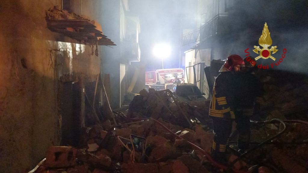 RAVANUSA: DUE DONNE ESTRATTE VIVE DALLA MONTAGNA DI MACERIE, DUE I MORTI  E ANCORA 7 DISPERSI. NON CI SAREBBERO BAMBINI SOTTO LE MACERIE