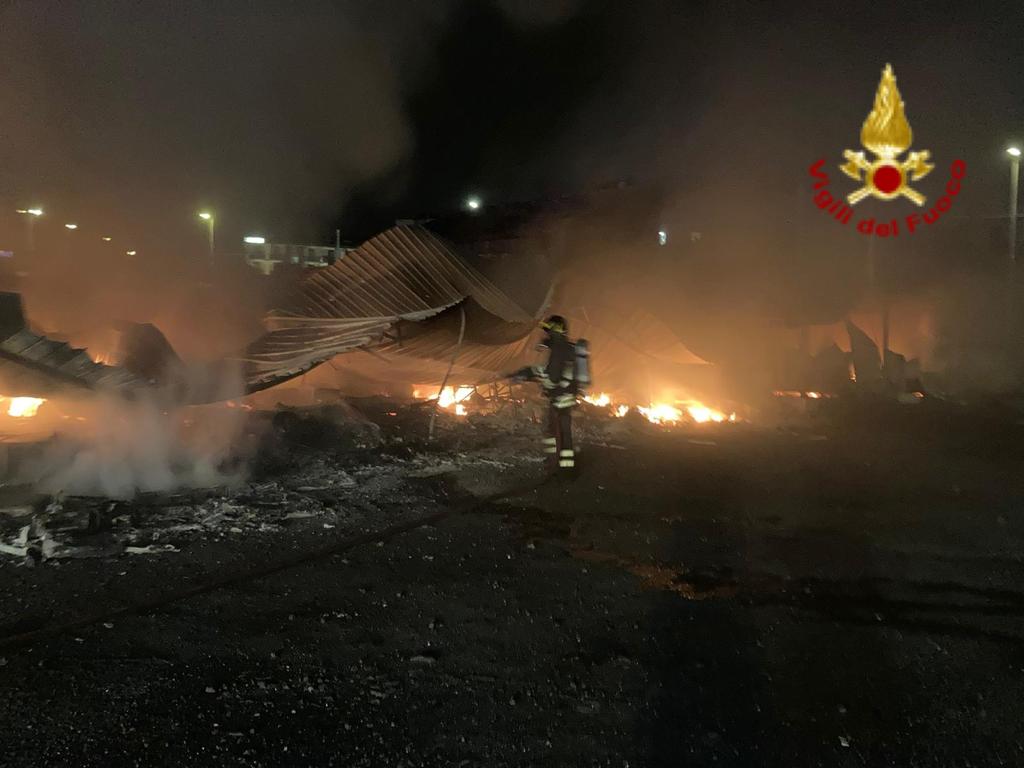 MEGA INCENDIO IN UN PARCHEGGIO  A CATANIA: ESPLODONO BOMBOLE GAS, IN FUMO AUTO E MOTOSCAFI