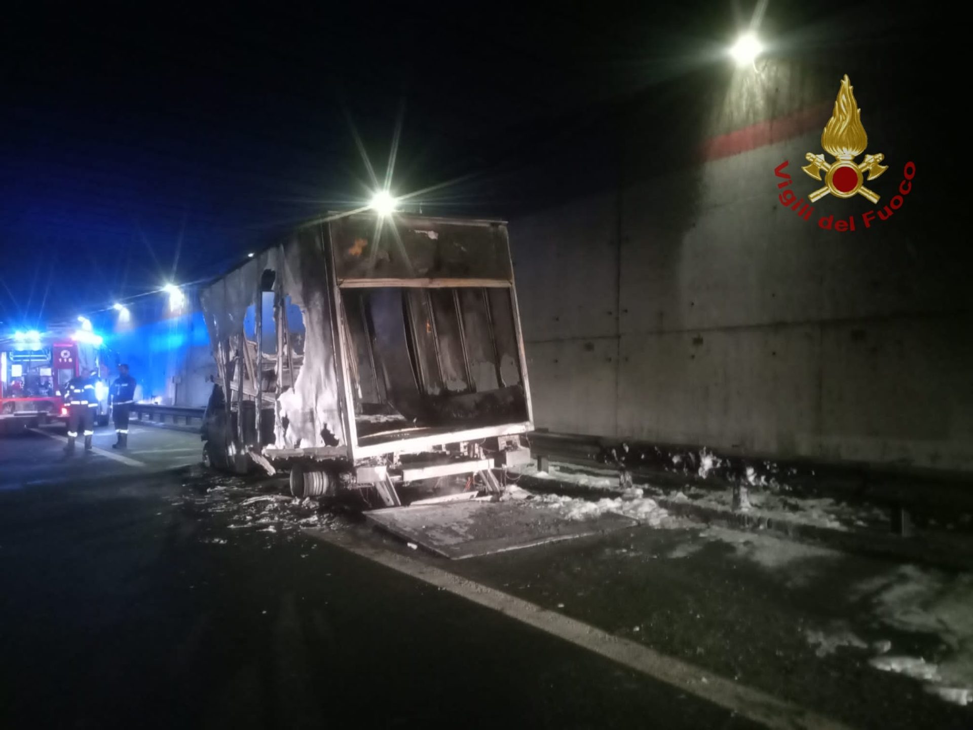 AUTOCARRO IN FIAMME DENTRO UNA GALLERIA DELLA TANGENZIALE, TRAFFICO CONGESTIONATO