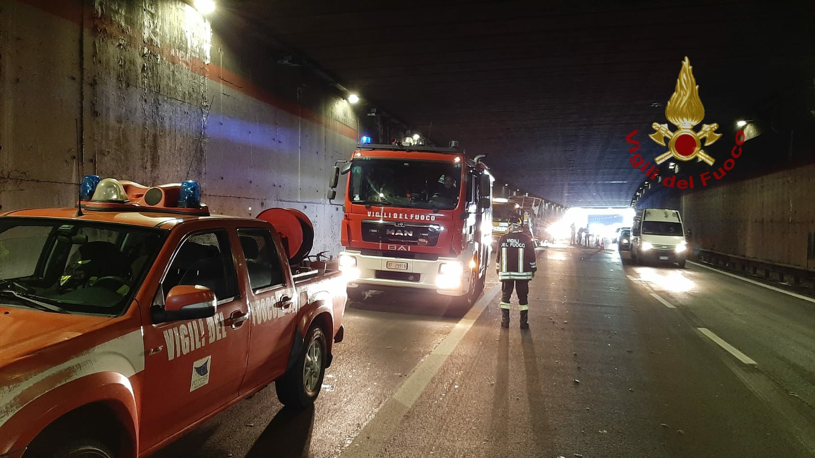 AUTOCARRO IN FIAMME DENTRO UNA GALLERIA DELLA TANGENZIALE, TRAFFICO CONGESTIONATO