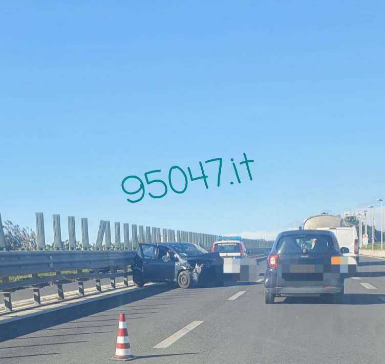 INCIDENTE SULLA SS121, AUTO CONTRO GUARDRAIL