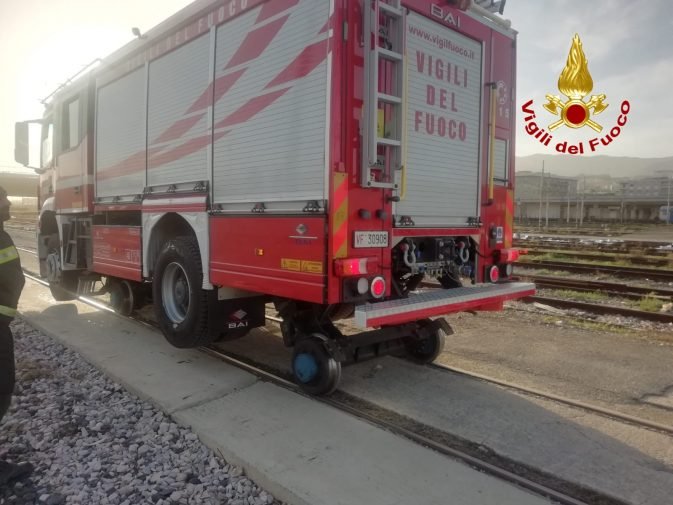 MESSINA, ANCHE I VIGILI DEL FUOCO HANNO IL "BIMODALE" CHE VA SUI BINARI