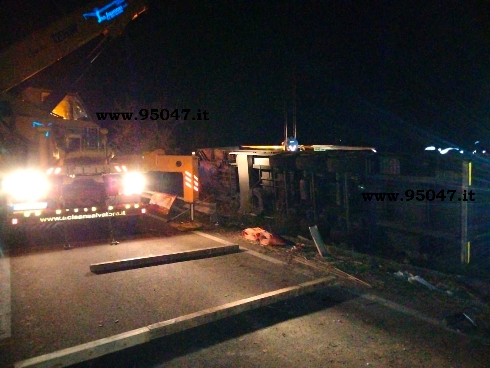 CAMION CARICO DI ALLUMINIO SI RIBALTA IN CONTRADA POGGIO MONACO