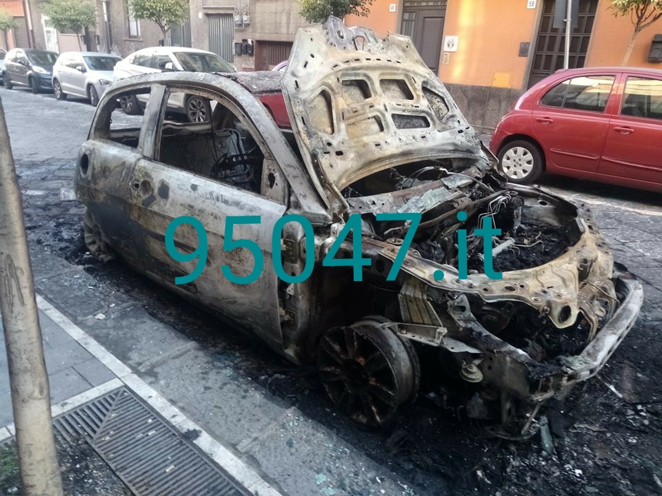 MISTERBIANCO: AUTO  IN FIAMME NELLA NOTTE, L’INCENDIO SI È ESTESO ANCHE ALL’AUTO VICINA