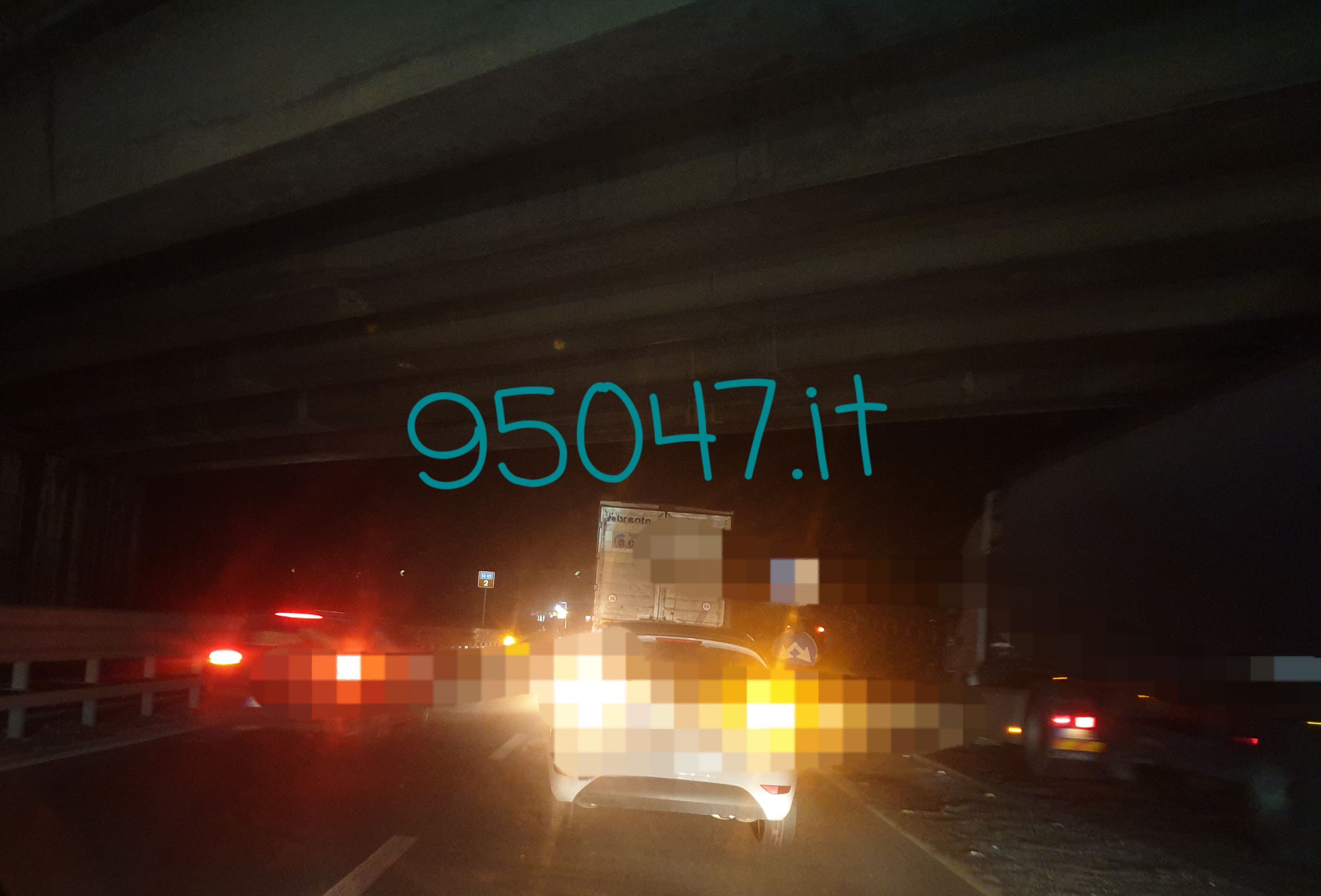 PERDE IL CONTROLLO DELL'AUTO SULLA SS121 E FINISCE CONTRO IL GUARD-RAIL, SI STACCA UNA RUOTA