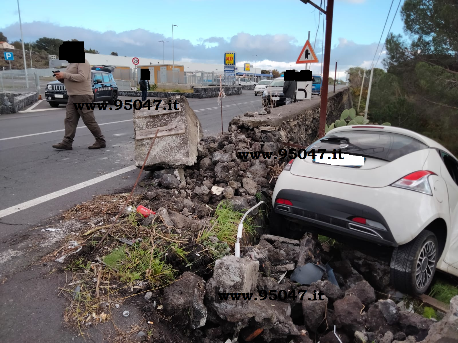 NICOLOSI: URTA UN MURETTO E FINISCE IN UNA SCARPATA, FERITA CONDUCENTE