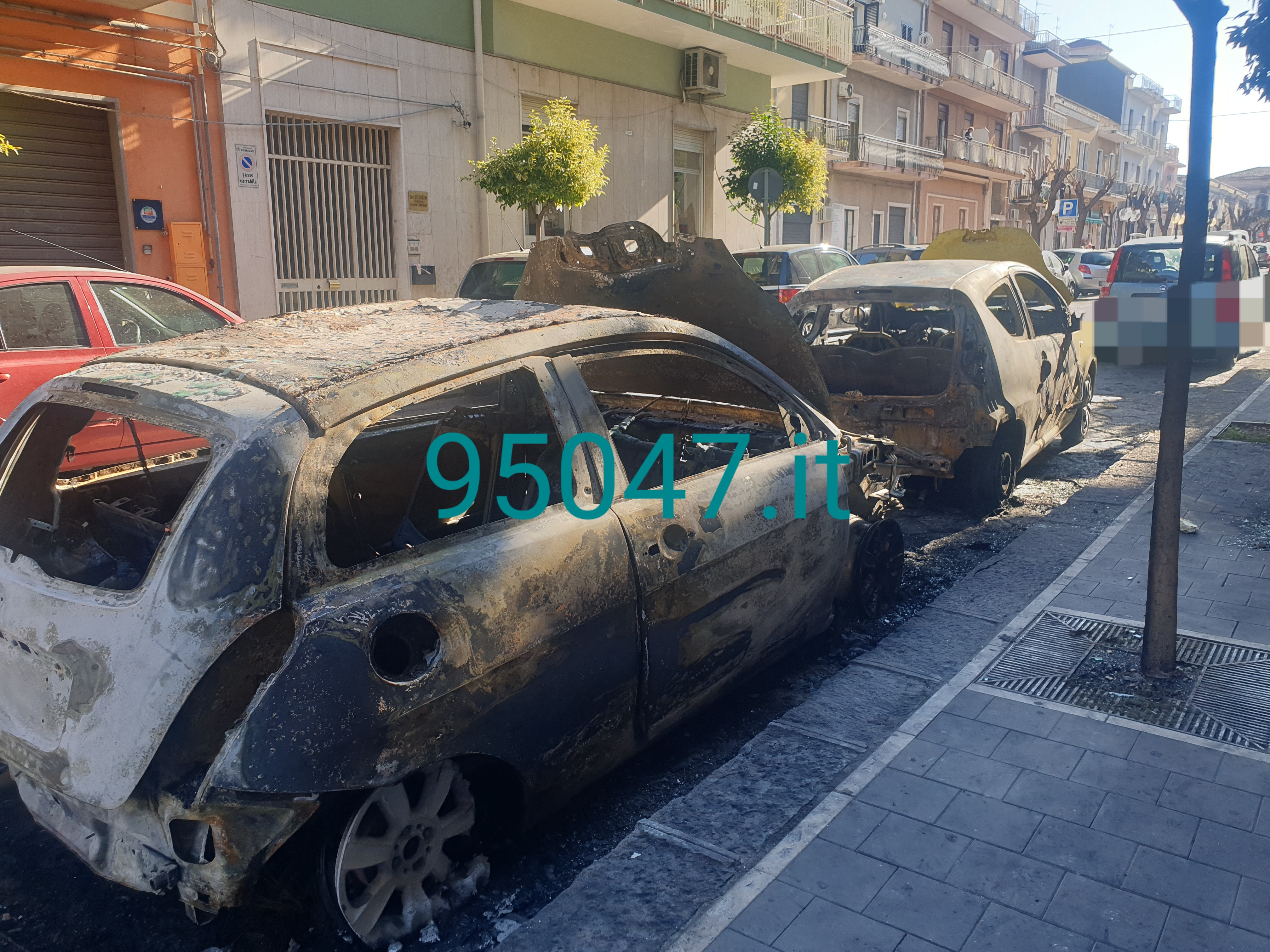 MISTERBIANCO: AUTO  IN FIAMME NELLA NOTTE, L’INCENDIO SI È ESTESO ANCHE ALL’AUTO VICINA