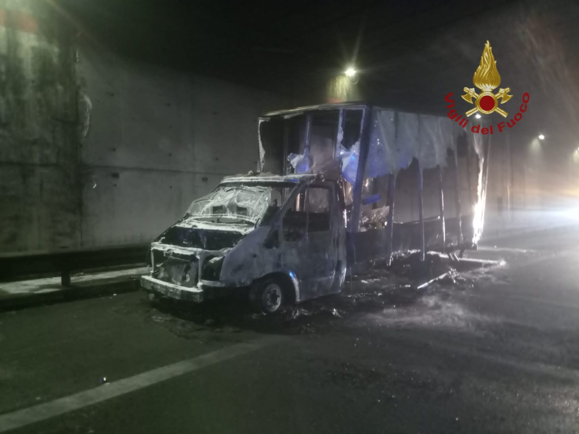 AUTOCARRO IN FIAMME DENTRO UNA GALLERIA DELLA TANGENZIALE, TRAFFICO CONGESTIONATO