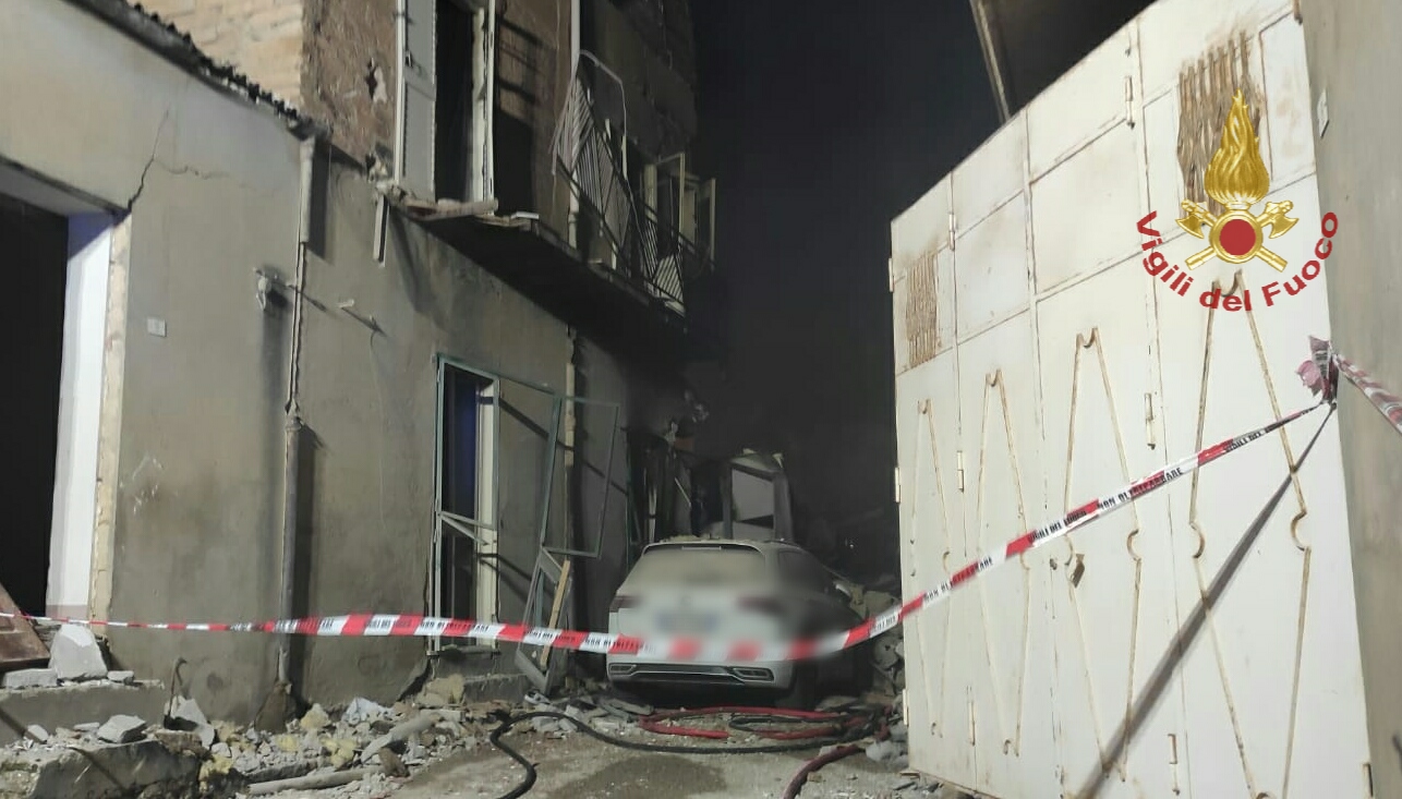 RAVANUSA: DUE DONNE ESTRATTE VIVE DALLA MONTAGNA DI MACERIE, DUE I MORTI  E ANCORA 7 DISPERSI. NON CI SAREBBERO BAMBINI SOTTO LE MACERIE