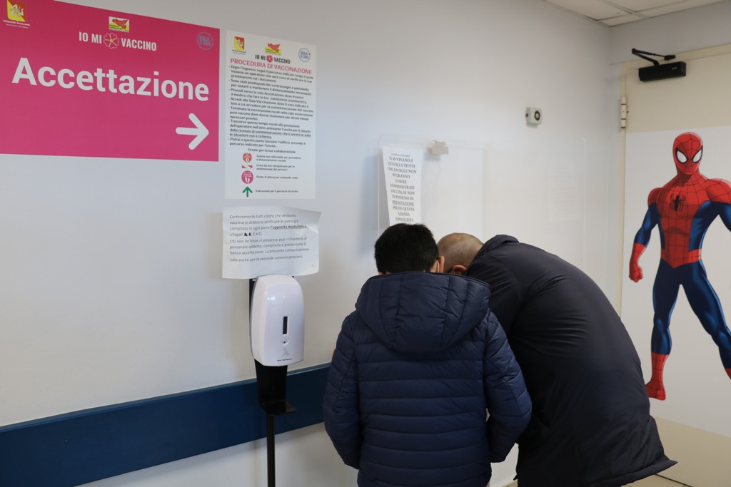 DUE FRATELLINI I PRIMI VACCINATI CONTRO IL COVID A CATANIA, LA GIORNATA CHIUSA CON 20 SOMMINISTRAZIONI