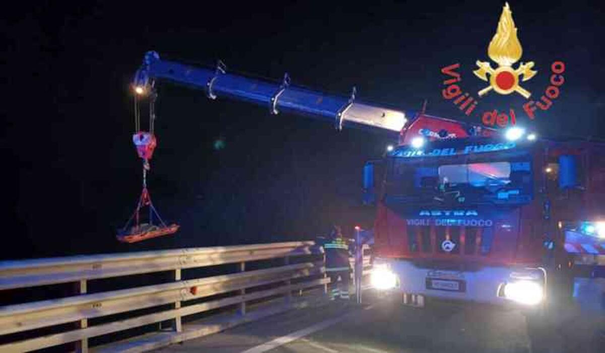 TRAGICO INCIDENTE A COSENZA, TIR VOLA DA 60 METRI DOPO AVER SFONDATO GUARDRAIL. MORTI DUE SICILIANI - 