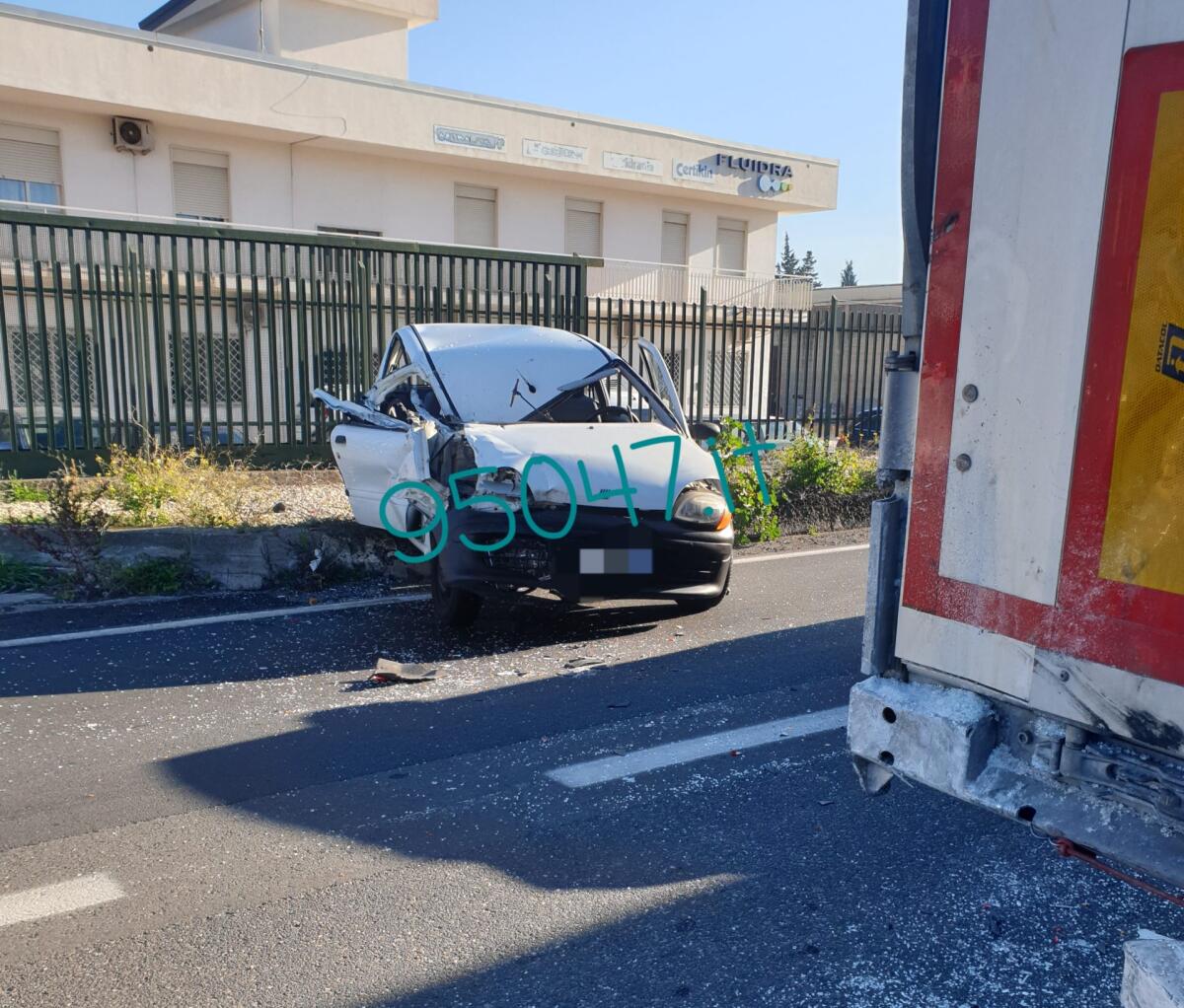 UN AUTO SI SCHIANTA CONTRO UN CAMION A VALCORRENTE E IL CONDUCENTE ESCE MIRACOLOSAMENTE ILLESO - 