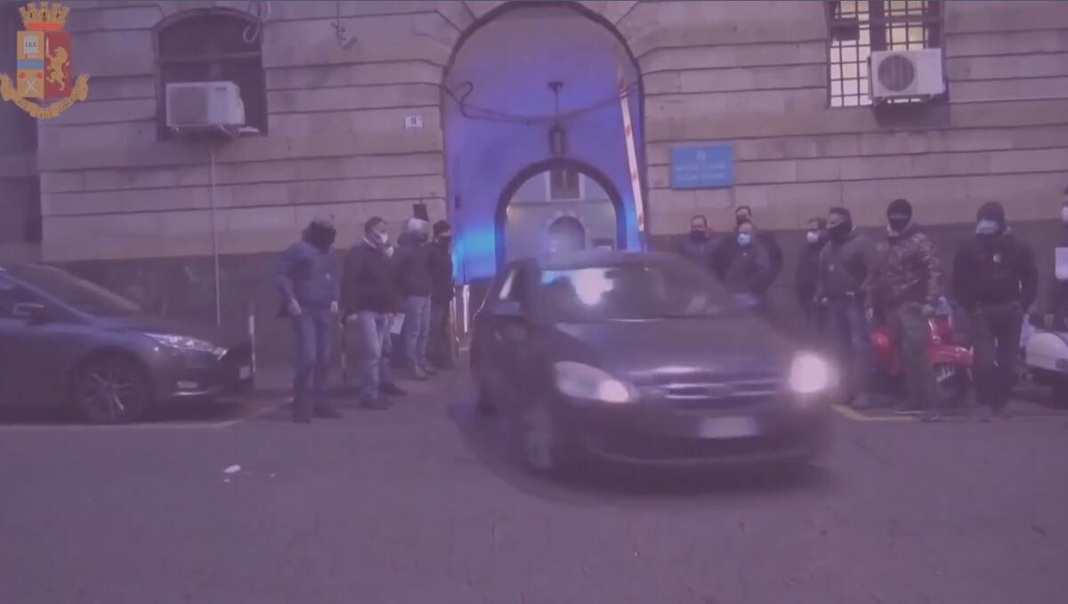 CATANIA: CLAN PILLERA-PUNTINA, USURA ED ESTORSIONI A COMMERCIANTI , 16 ARRESTI - 