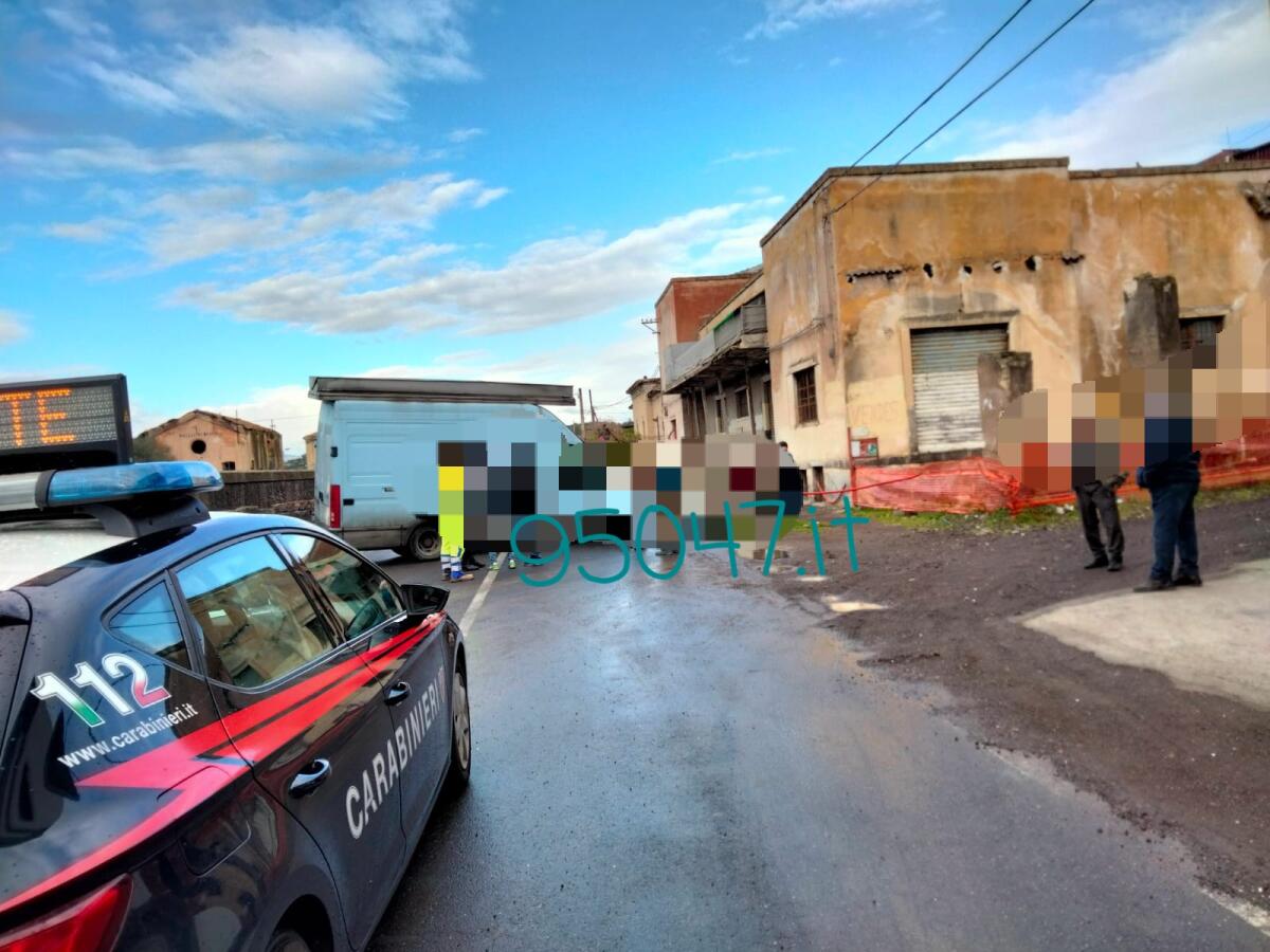 INCIDENTE , FURGONE CONTRO MURO SULLA VECCHIA SS 121 - 