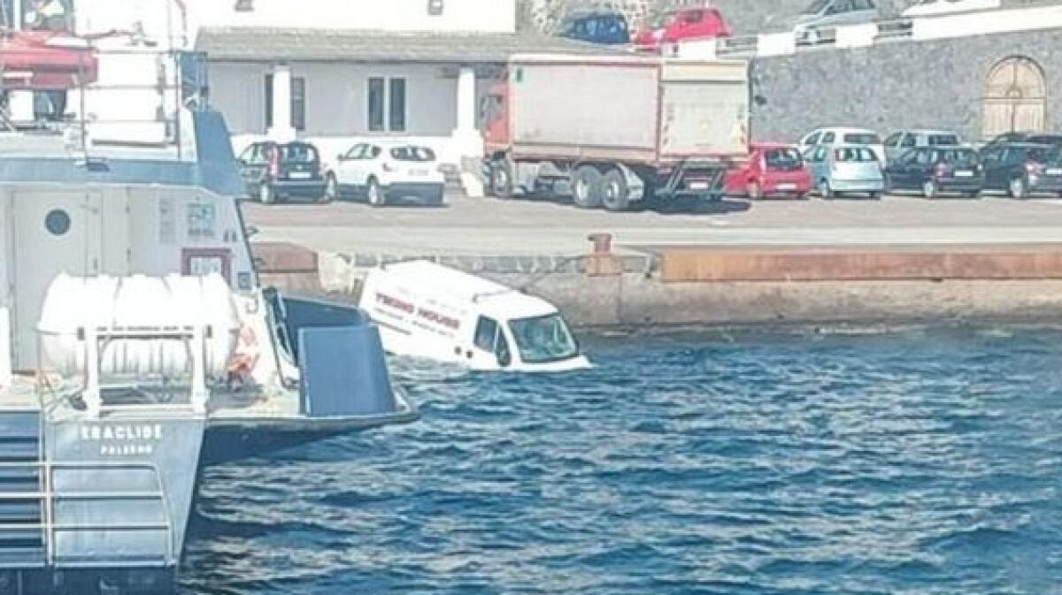 SALINA, FURGONE SENZA FRENO A MANO FINISCE IN MARE - 