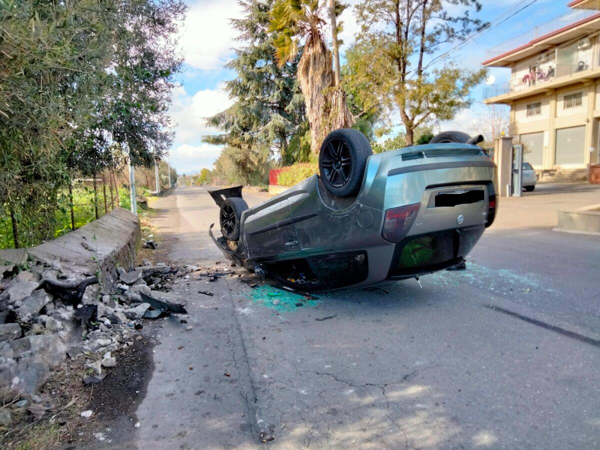 SANTA MARIA DI LICODIA, AUTO FINISCE CONTRO MURO E SI RIBALTA - 