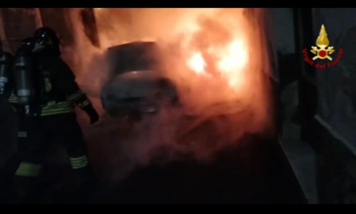 PATERNO': AUTO IN FIAMME NELLA NOTTE IN VIA ASMARA - 