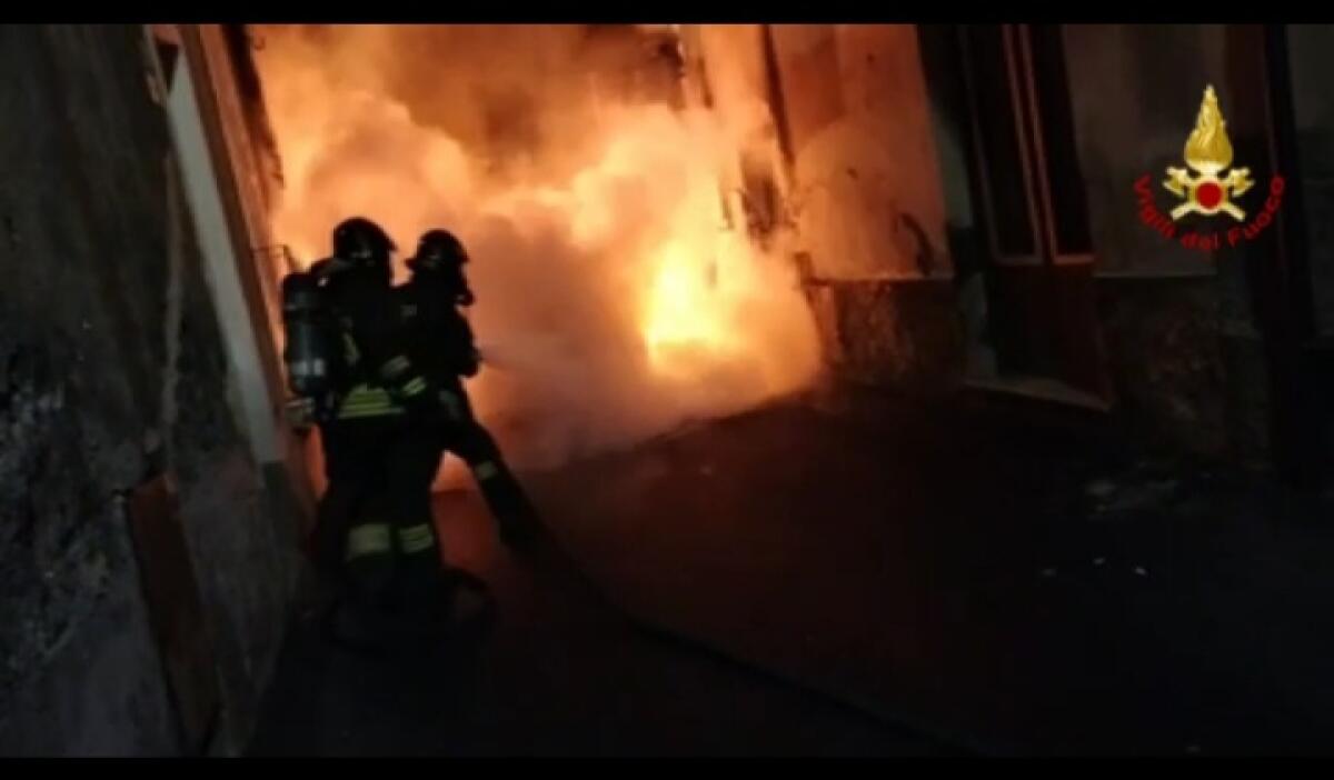 AUTO IN FIAMME NELLA NOTTE A PATERNÒ, DANNEGGIATA PARTE DELLA FACCIATA DELL’EDIFICIO VICINO - 