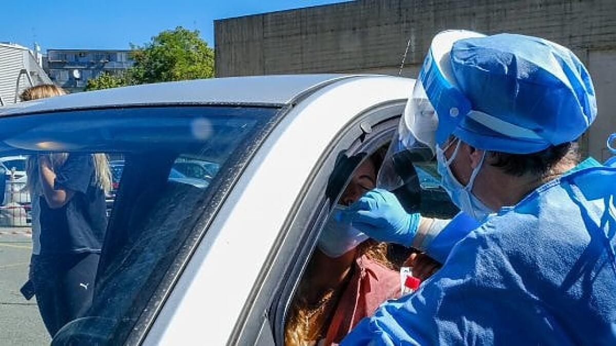 AREZZO: VESTITO DA OPERATORE SANITARIO FA TAMPONI IN STRADA E A PAGAMENTO, PENSIONATO DENUNCIATO - 