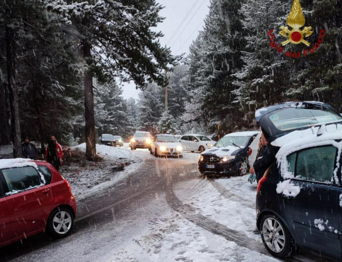 FORTE NEVICATA A PIANO PROVENZANA: AUTOMOBILISTI BLOCCATI SALVATI DAI VIGILI DEL FUOCO - 