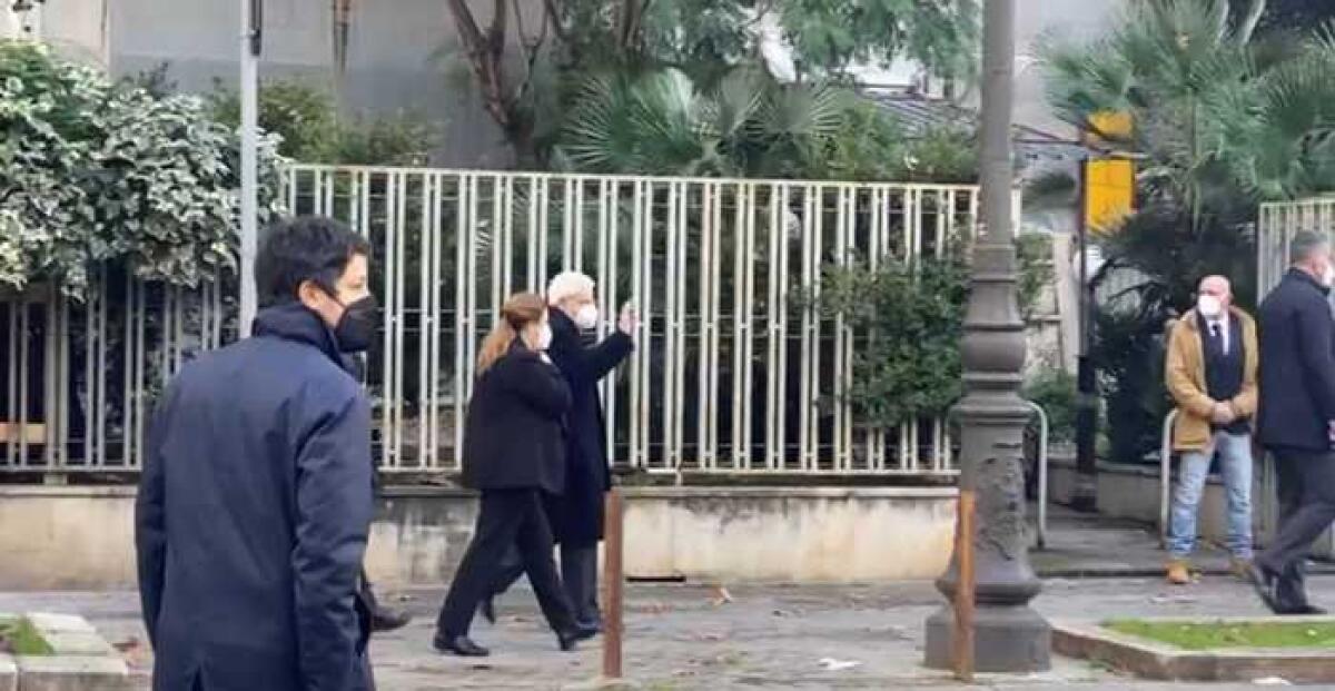 A PALERMO APPLAUSI PER MATTARELLA FUORI DALLA CHIESA: "GRAZIE PRESIDENTE" - 
