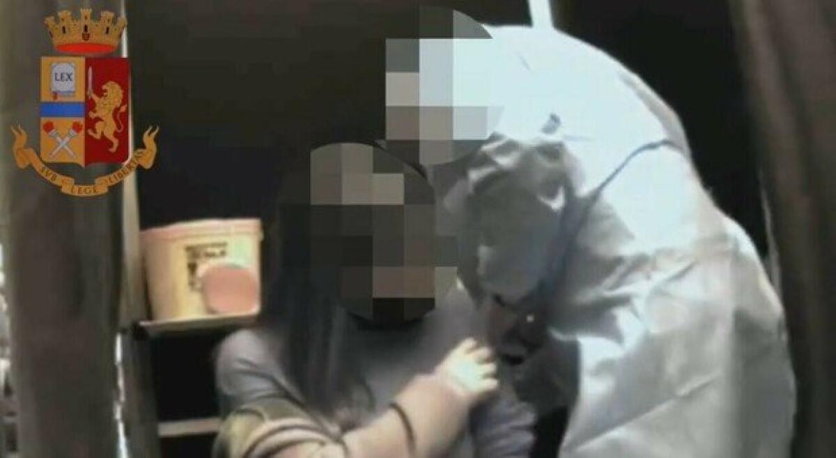 FALSI GREEN PASS AD ANCONA, INFERMIERE IN MANETTE: FACEVA I VACCINI PER FINTA E BUTTAVA IL SIERO NEL CESTINO - VIDEO - 