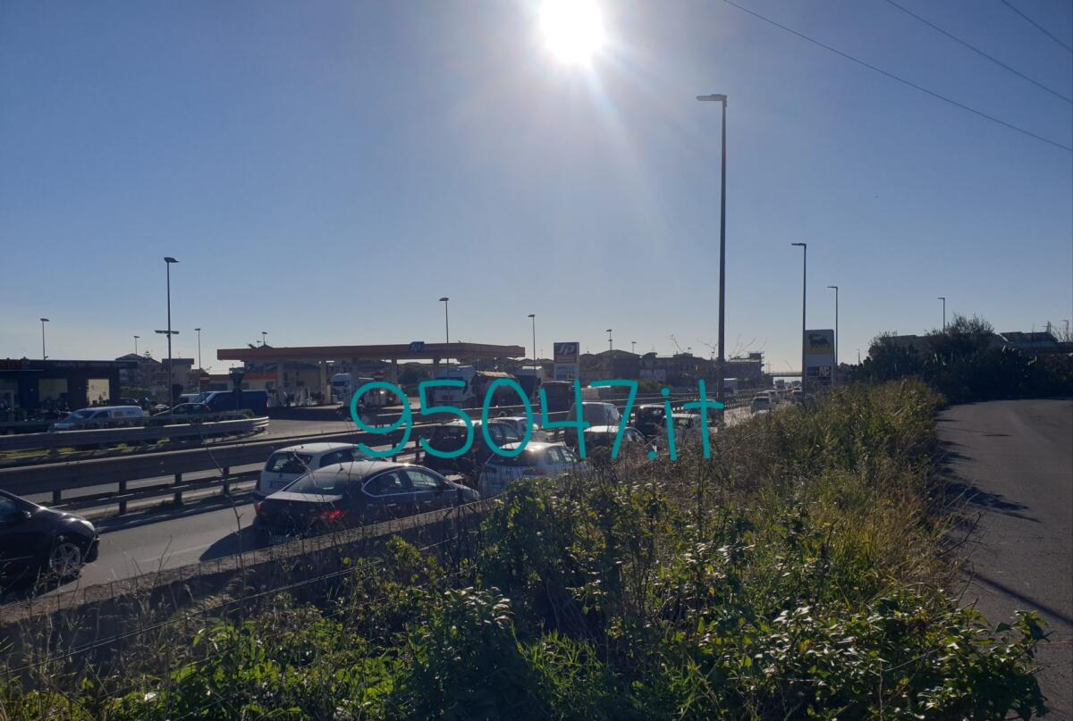 INCIDENTE SULLA SS121, LUNGA FILA IN DIREZIONE CATANIA - 