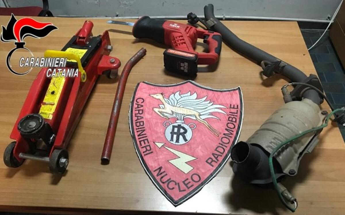 CATANIA. SORPRESI A RUBARE IN PIENO CENTRO CITTADINO: TRE DENUNCE PER FURTO DI CATALIZZATORI SULLE AUTO IN SOSTA. - 