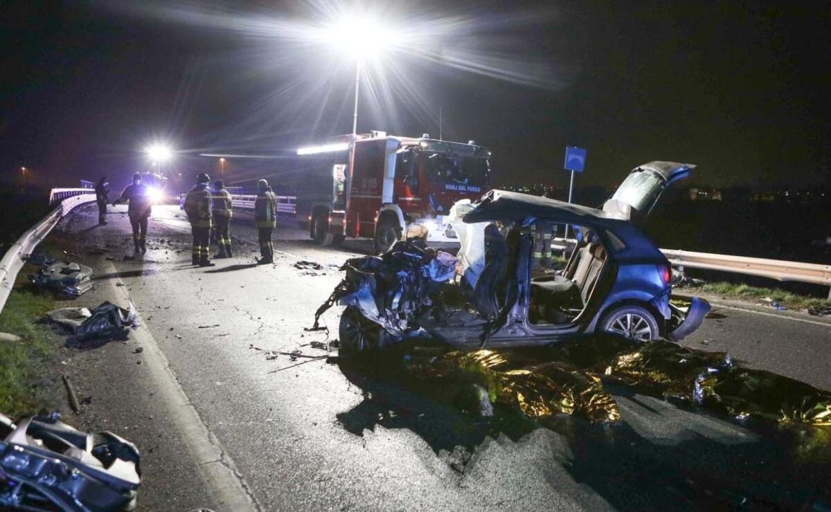 TRAGEDIA A BRESCIA FRONTALE TRA AUTO E PULLMAN: CINQUE RAGAZZI PERDONO LA VITA - 