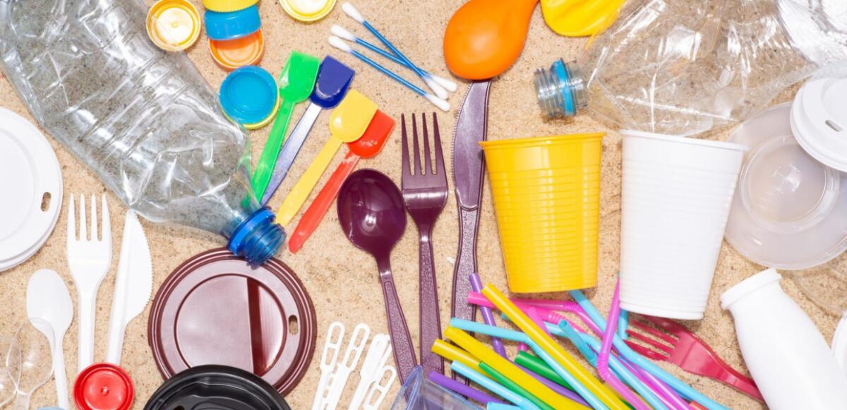 DA OGGI PLASTICA MONOUSO ADDIO: DAI PIATTI ALLE CANNUCCE AI PALLONCINI, ECCO TUTTI I PRODOTTI VIETATI - 