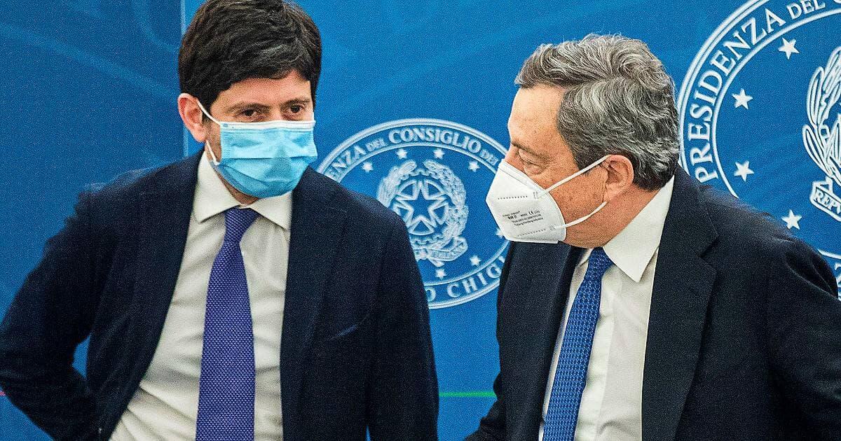 COVID, OBBLIGO DI VACCINO AGLI OVER 50. PER SERVIZI E NEGOZI BASTERÀ IL GREEN PASS BASE - 