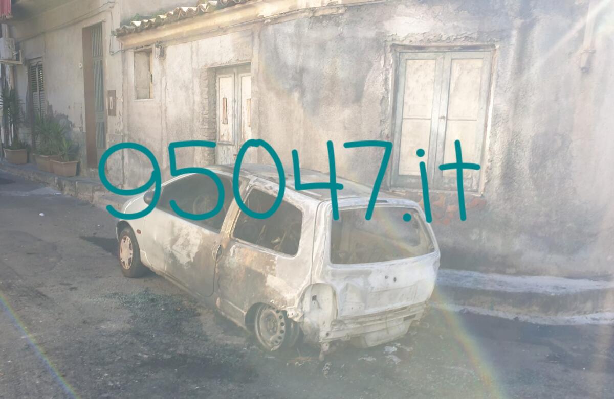 PATERNO': AUTO A FUOCO IN VIA GAUDIO, FORSE UN PETARDO ALL’ORIGINE DEL DOLO - 
