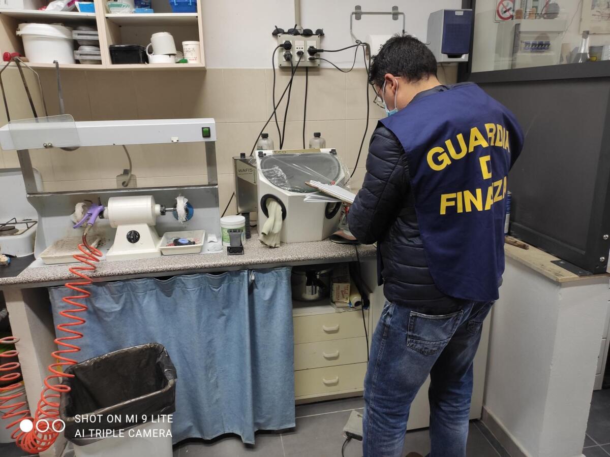 FALSO DENTISTA SCOPERTO A PALERMO. AVEVA LO STUDIO IN UN GARAGE - 