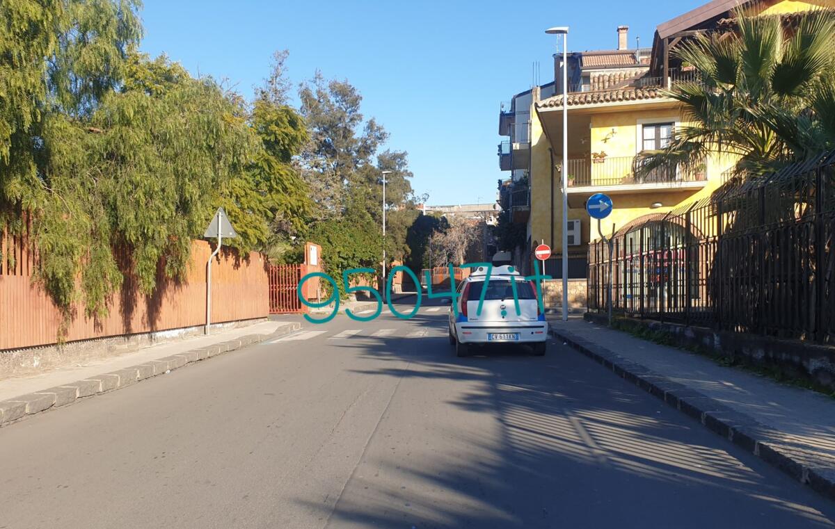 PATERNO': STUDENTE DEL LICEO LINGUISTICO INVESTITO DA AUTO ALL'USCITA DA SCUOLA - 