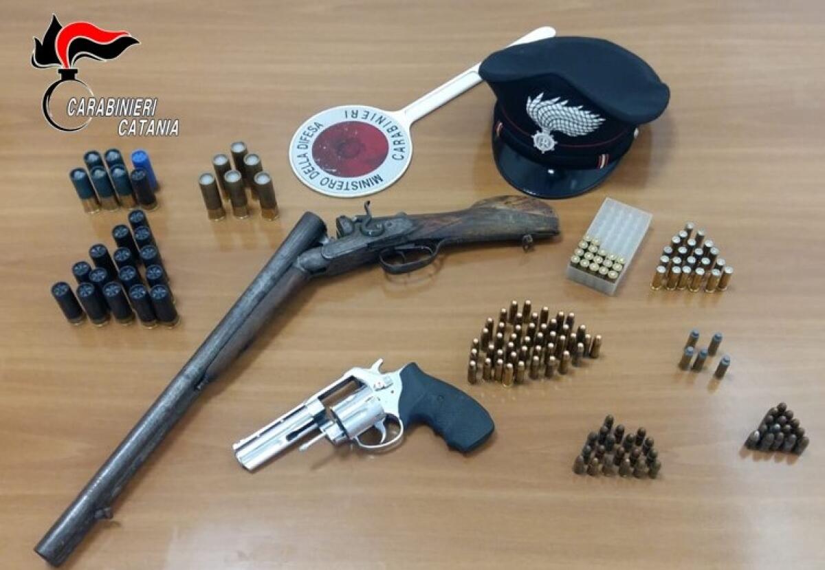 PISTOLE E FUCILE A CANNE MOZZATE IN CASA: ARRESTATA COPPIA - 