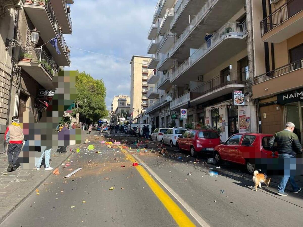 FOLLIA A CATANIA: DONNA NUDA LANCIA VASI E OGGETTI DAL ERZO PIANO SU VIA ETNEA - 