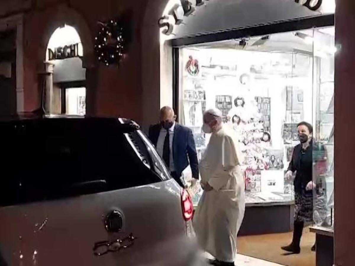 IL PAPA A SORPRESA VA IN UN NEGOZIO DI DISCHI DI UNA VECCHIA AMICA - 