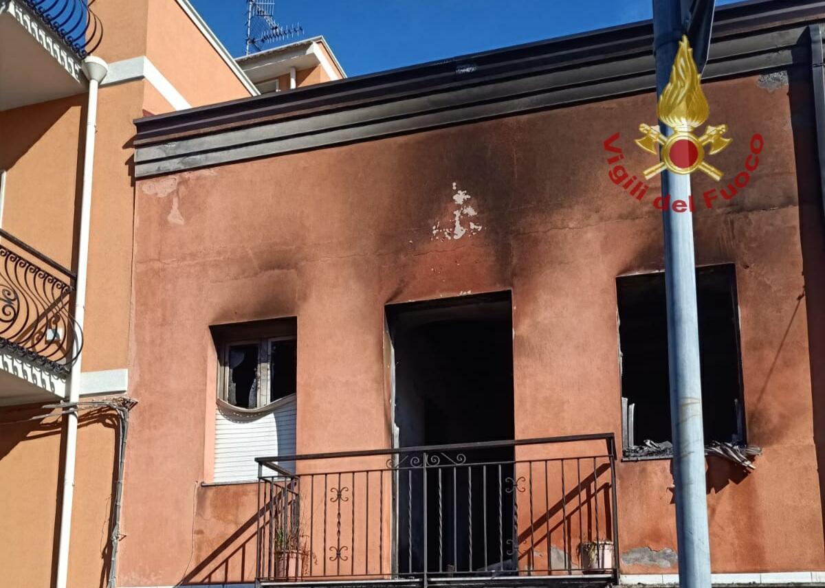 CALATABIANO: I VIGILI DEL FUOCO INTERVENGONO PER L'INCENDIO IN UN'ABITAZIONE, PROPRIETARIO SALVATO DAI VICINI - 
