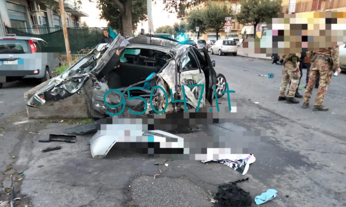 MOTTA SANT'ANASTASIA: PERDE IL CONTROLLO DELL’AUTO E SI SCHIANTA CONTRO UN ALBERO E DELLE AUTO PARCHEGGIATE - 