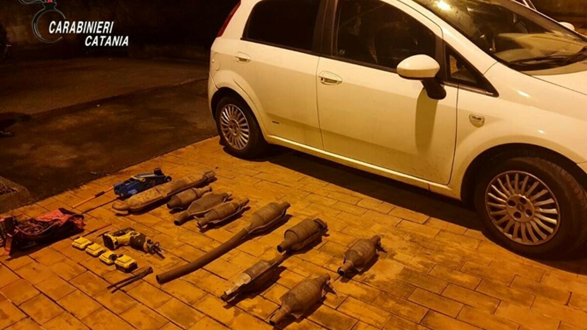 RIPOSTO: BECCATI CON 9 CATALIZZATORI IN AUTO: ARRESTATI TRE PERSONE - 