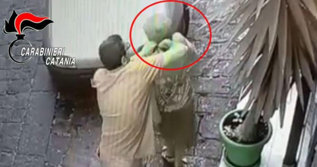 SCIPPA UN’ANZIANA A BRONTE: INCASTRATO DALLE TELECAMERE – VIDEO - 