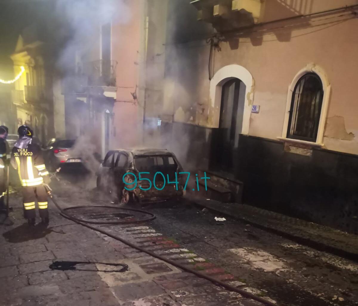 MOTTA SANT'ANASTASIA, INCENDIO NELLA NOTTE: A FUOCO DUE AUTO PARCHEGGIATE A 50 METRI DI DISTANZA UNA DALL’ALTRA - 